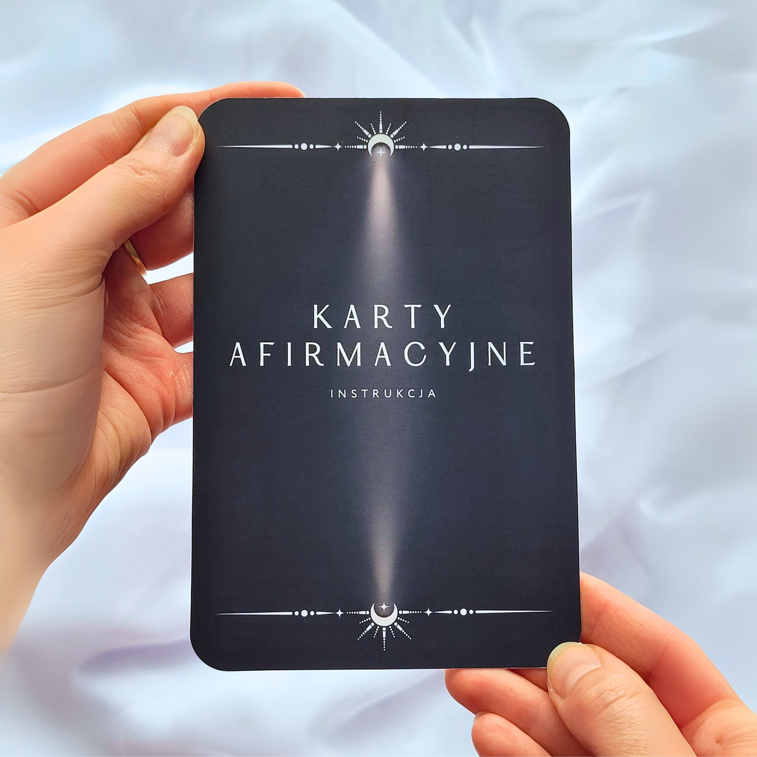 Karty afirmacyjne dla kobiet – instrukcja pracy z kartami afirmacyjnymi, jak afirmować Karta-instrukcja z zestawu kart afirmacyjnych dla kobiet, która pokaże Ci, jak afirmować z kartami afirmacyjnymi