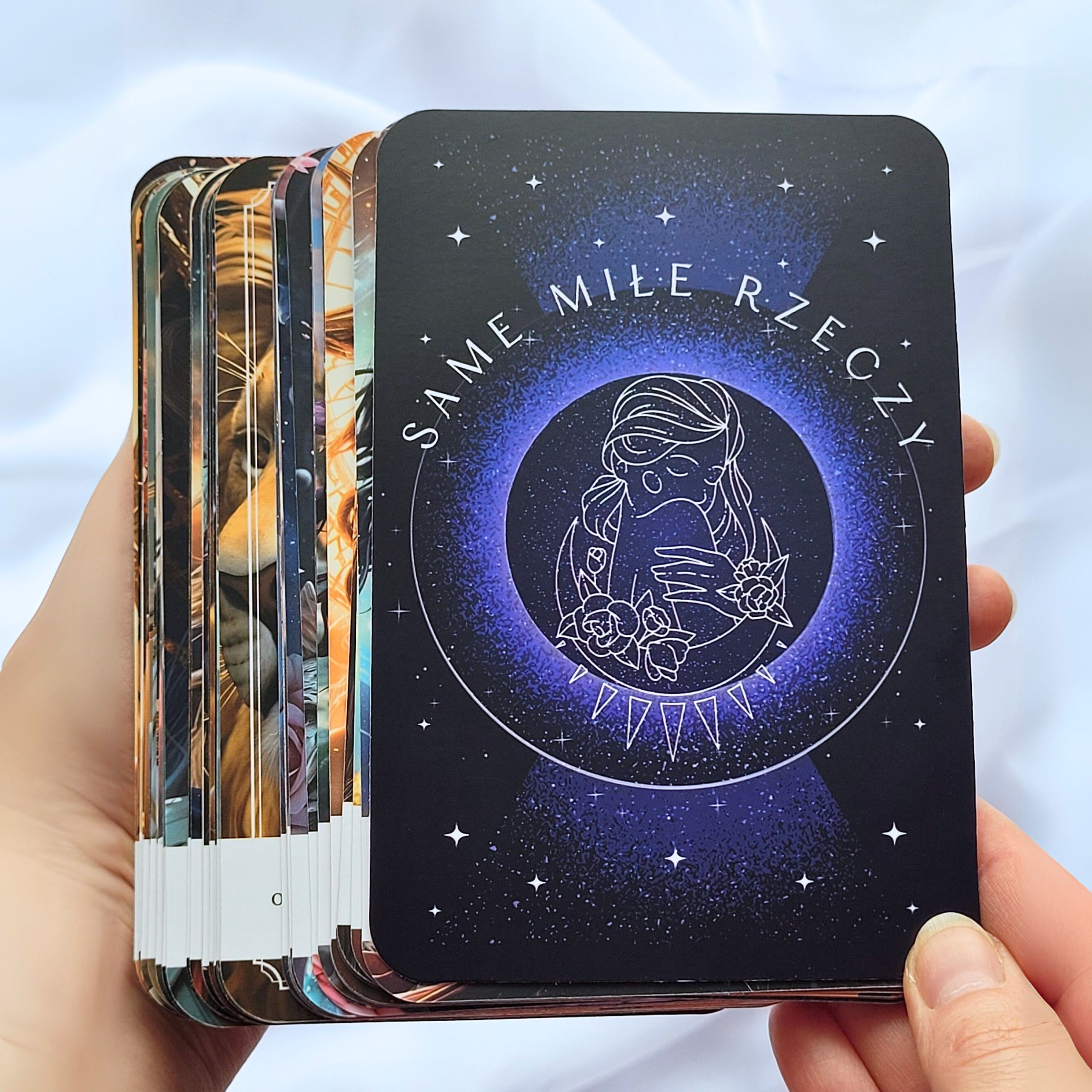Karty afirmacyjne dla kobiet – talia kart do afirmacji z ilustracjami Talia kart afirmacyjnych dla kobiet – eleganckie karty hand-made z ilustracjami kobiet i afirmacjami, produkt od Same Miłe Rzeczy