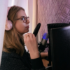 Jak powstaje Twoja personalizowana medytacja? Nagrywanie personalizowanych medytacji prowadzonych – autorka podcastu Same Miłe Rzeczy w słuchawkach przed mikrofonem studyjnym z pop filtrem